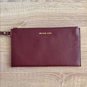 Michael Kors Jet Set Travel Lg TZ Wristlet Leather Deep Red Clutch